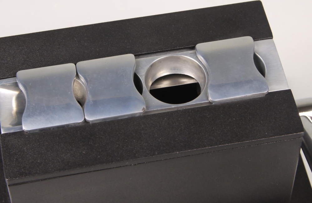 Artikelbild 2 des Artikels “Tischzigarrencutter mit 4 Klingen auch für Torpedo-Format “
